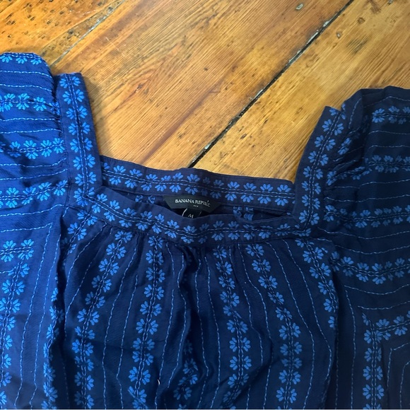 Square Neckline - Picture 5 of 6